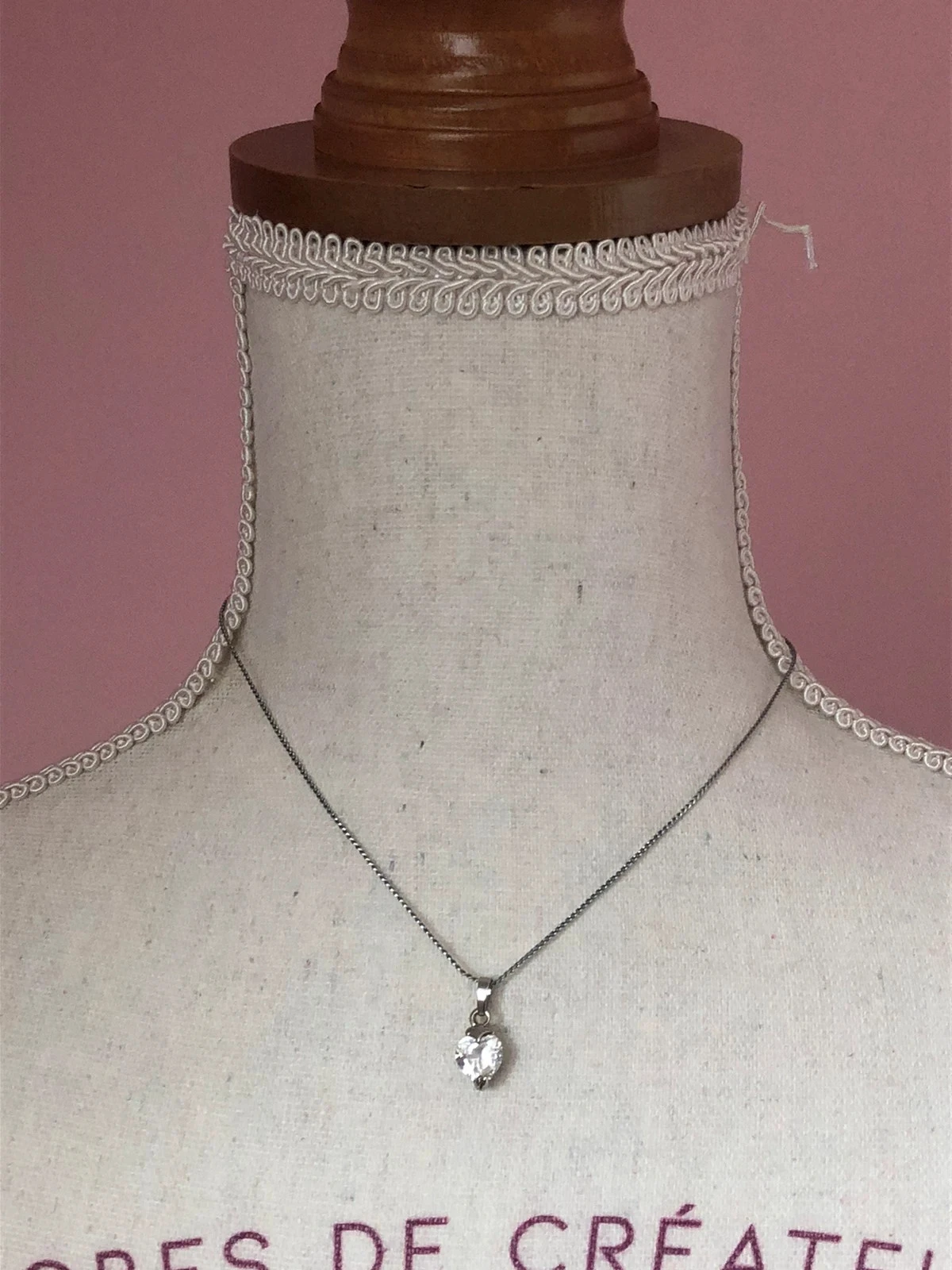 Collar de plata estilo choker con corazón – photo 3